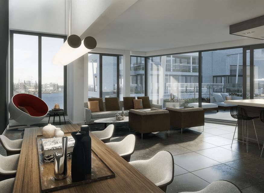 Licht appartement met panoramisch uitzicht, moderne eethoek, designfauteuil en ruime zithoek met grote ramen en toegang tot een royaal balkon met buitenmeubilair.
